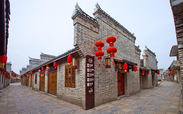 “百万摩托大军只剩我华叔了!”湖南58岁大叔带妻骑摩托返乡,一身装备酷似机车少年